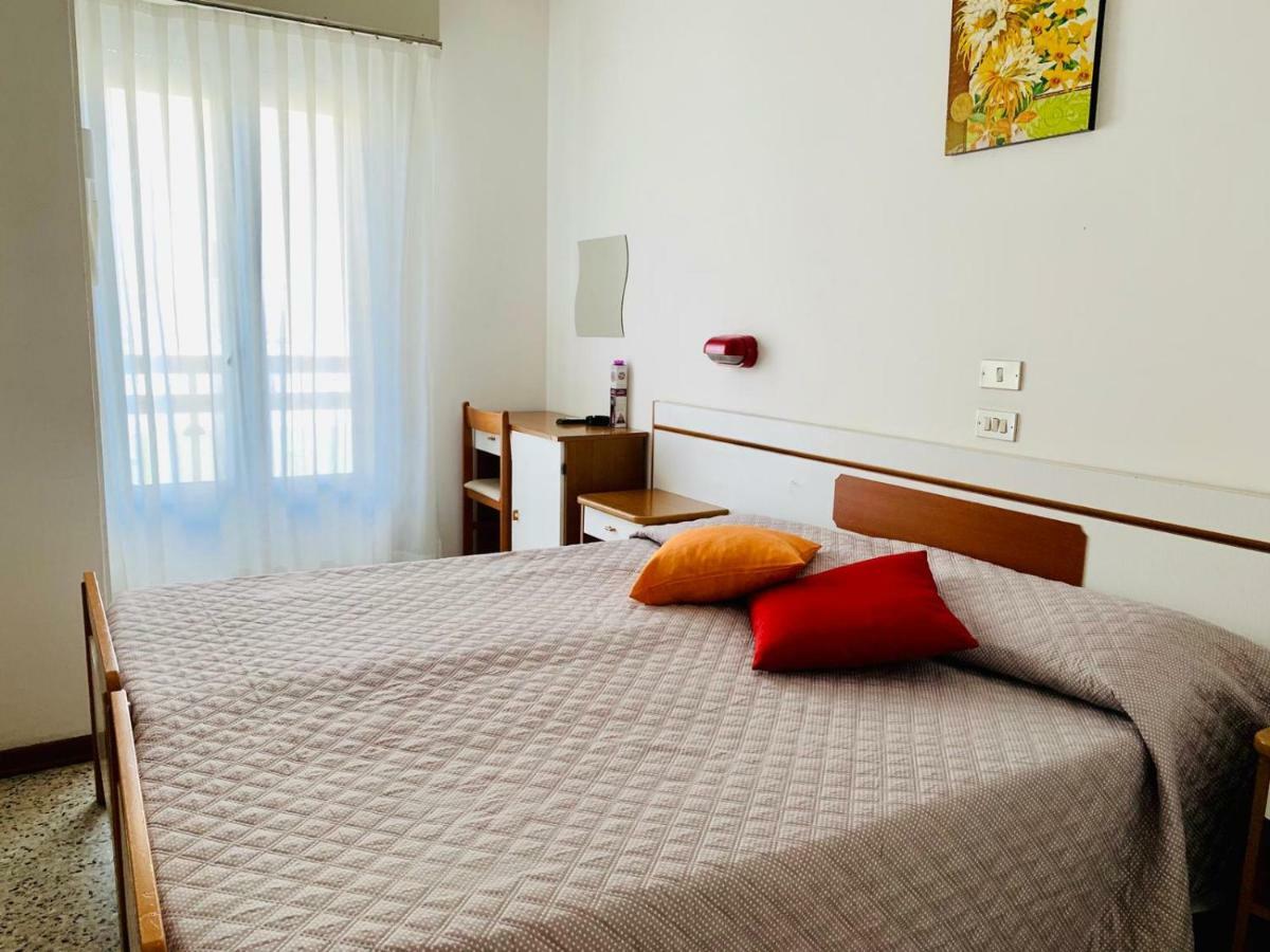 Hotel Graziana Риччоне Екстер'єр фото